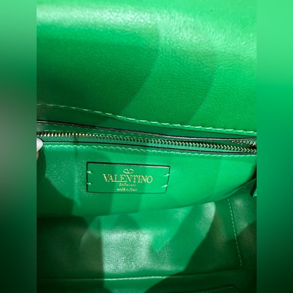 NWT Valentino Garavani Large Leather Roman Stud Shoulder Bag - Picture 8 of 11